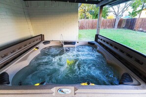 Outdoor spa tub - Tranquil Chic 3BR Getaway Sauna/Gym/HotTub/Game Room (Richardson)