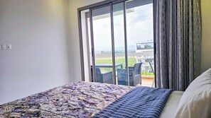 Deluxe Apartment, Pool View | Seterika/papan seterika, Wi-fi percuma 