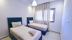 Apartamento Deluxe, vistas a la piscina | Tabla de planchar con plancha y wifi gratis