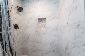 Sèche-cheveux, serviettes fournies, savon, papier toilette