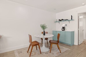 Dining - Miriam Condo + Minutes to DT - Ruby! (Austin)