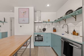Coffee/tea maker, fridge, microwave, oven - Miriam Condo + Minutes to DT - Ruby! (Austin)