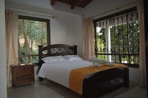 3 bedrooms, WiFi, bed sheets - Country Cabin with Lake View and Campfire Area (Paipa)