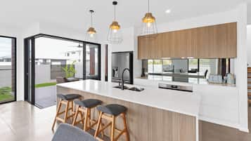 Een magnetron, een oven, een kookplaat, een vaatwasser