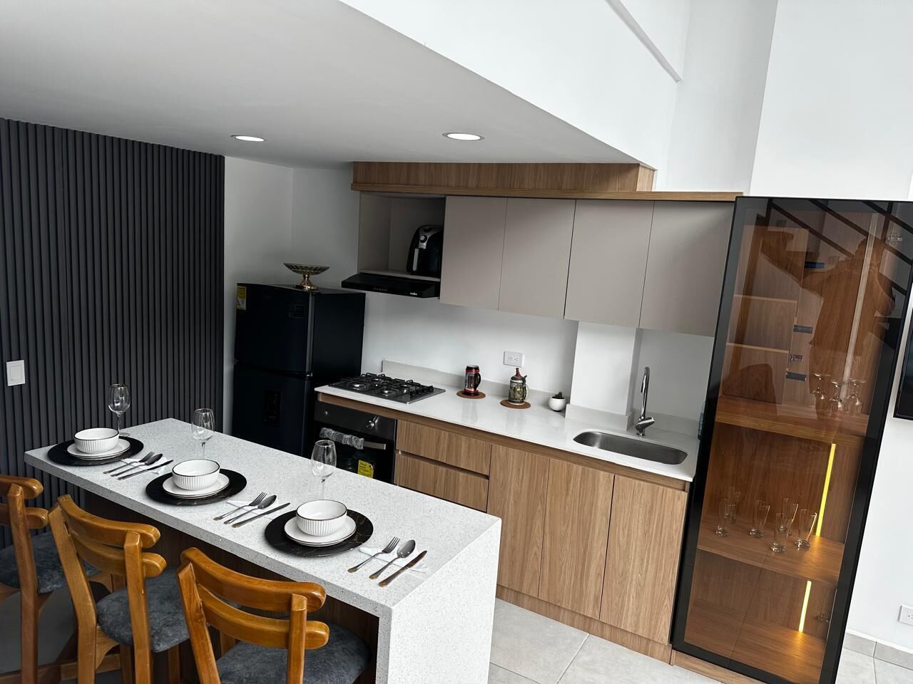 Réfrigérateur, four, plaque de cuisson, cafetière/bouilloire