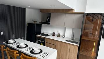 Réfrigérateur, four, plaque de cuisson, cafetiÚre/bouilloire