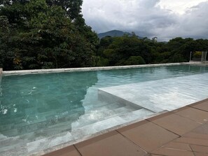 Piscine extérieure, piscine chauffée