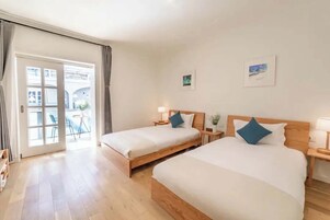Superior Twin Room | Minibar, blackout drapes, soundproofing, iron/ironing board