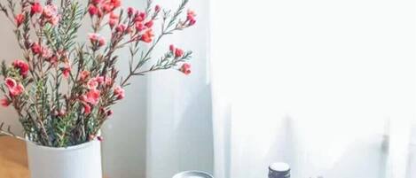 Una mesa de madera con una bandeja que contiene dos latas, dos botellas y dos vasos.