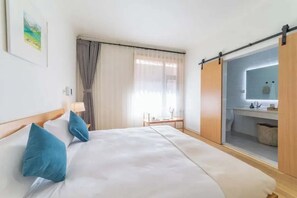 Family Suite | Minibar, blackout drapes, soundproofing, iron/ironing board - TRANQUIL HOUSE (Lhasa)