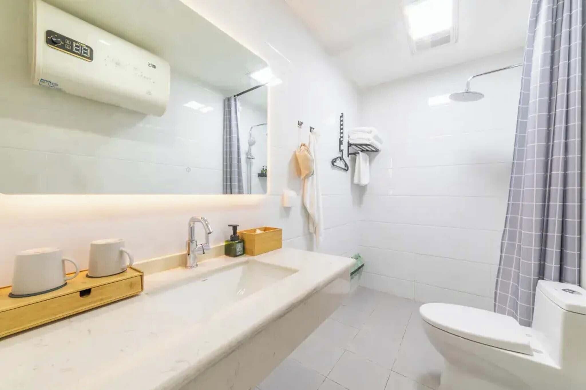 Tomannsrom – basic | Bad | Toalettartikler (inkludert), hårføner, tøfler og håndklær