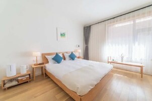 Minibar, cortinas blackout y sistema de insonorización