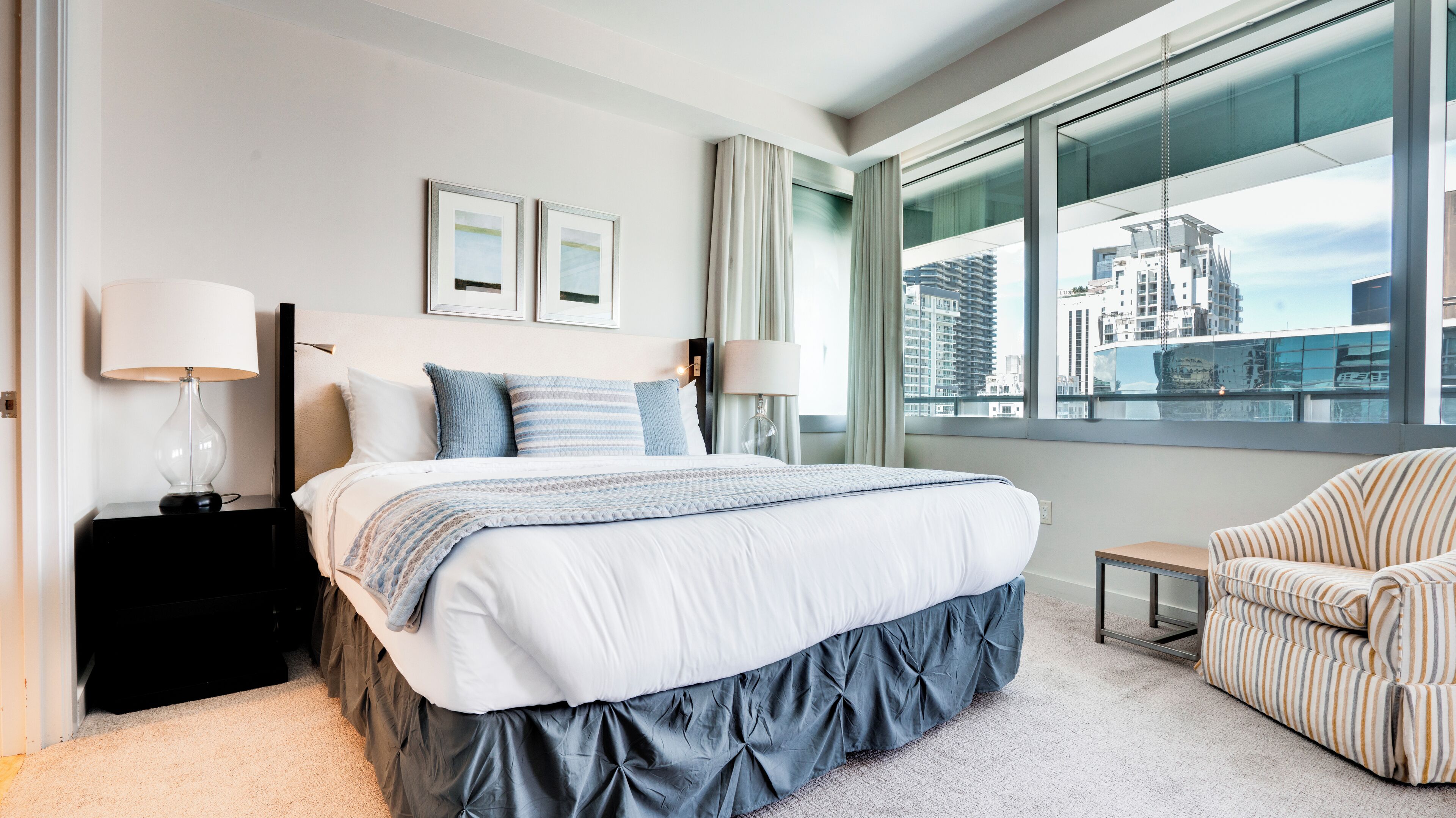 エジプト綿のシーツ、高級寝具、羽毛の掛け布団、低反発ベッド