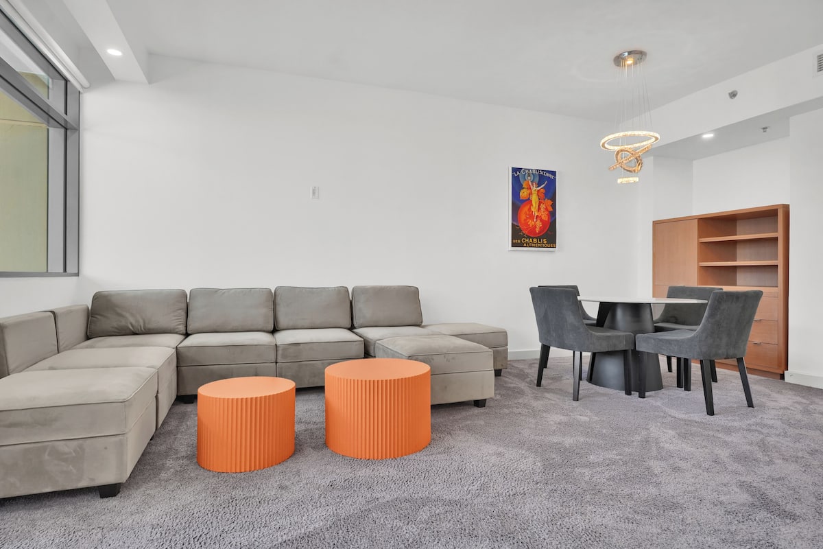 Suite – royal, 1 soverom | Oppholdsområde | En 55-tommers smart-TV med Parabol-TV samt Netflix og strømmetjenester