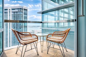 Suite panorámica, balcón, vista al océano | Balcón