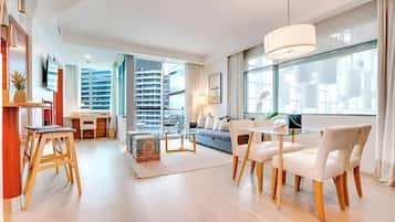 Panoramic-Suite, Balkon, Meerblick | Wohnbereich | 55-Zoll-Smart-TV mit Satellitenempfang, Netflix, Streaming-Dienste