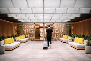 3 bars/lounges, poolside bar - RS Suites - The AKA Residence (Miami)