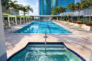 Outdoor pool - RS Suites - The AKA Residence (Miami)