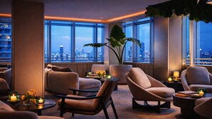 Ein stilvoller Lounge-Bereich mit verschiedenen Sitzgelegenheiten, großen Fenstern mit Blick auf die Stadt und gedämpfter Beleuchtung.