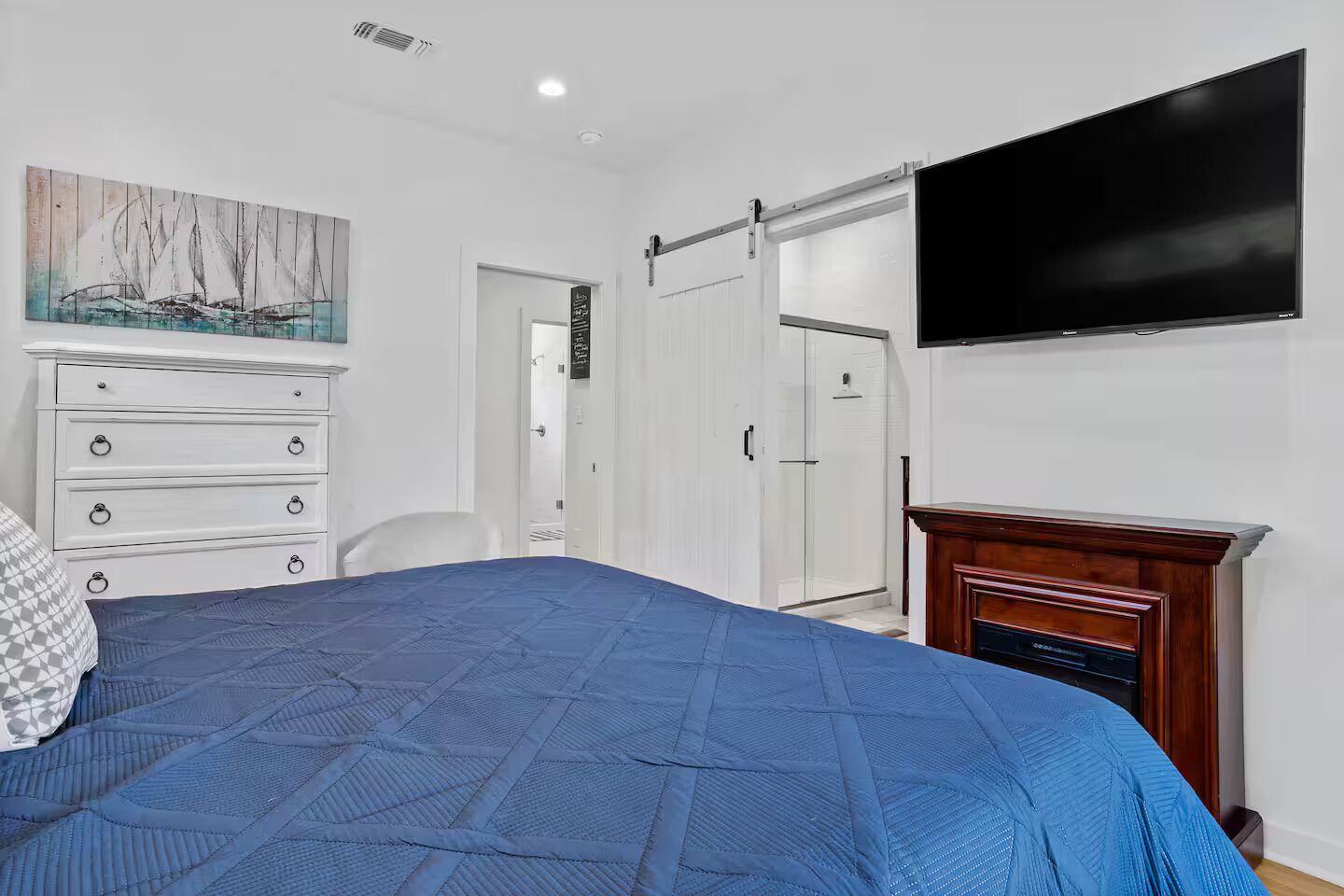 2 slaapkamers, een strijkplank/strijkijzer, wifi, beddengoed