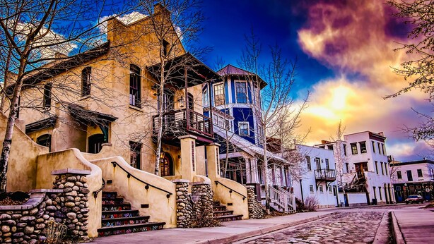 A row of historic buildings with stone steps and a cobblestone street. - The Penthouse Suite - South Main Escape (Buena Vista)