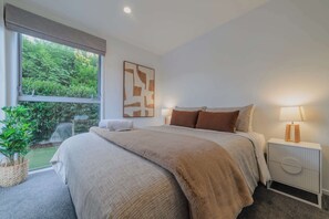 Room - Modern Home with Sunny Garden (Christchurch)