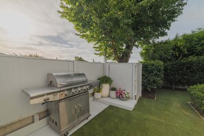 Property grounds - Modern Home with Sunny Garden (Christchurch)