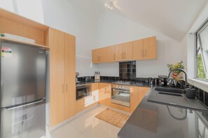 Private kitchen - Modern Home with Sunny Garden (Christchurch)