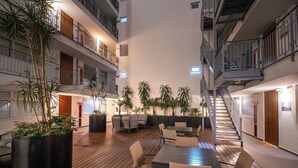 Outdoor dining - Luxury 2BR Condesa Rooftop Pool Walk Roma (Ciudad de México)