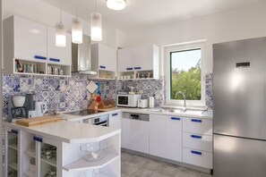 Wasserkocher mit Kaffee-/Teezubehör, Kühlschrank, Mikrowelle, Ofen