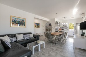 TV, ping pong - Villa Urma - Coastal villa with pool on Brac Island (Milna)
