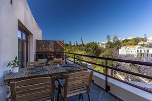 Outdoor dining - Stay In St. Catarina Park, by PAUSA H. Rentals (Funchal)