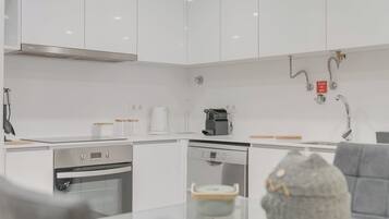 Een koelkast, een microgolfoven, een oven, een kookplaat