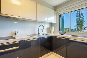 Fridge, microwave, oven, stovetop - Manny Quinta Vitória, by Pausa Holiday Rentals (Funchal)