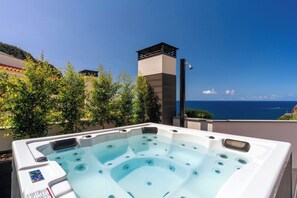 Outdoor spa tub - Renala I-Apart. "With SPA”, by Pausa H. Rentals (Ribeira Brava)