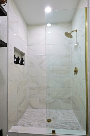 Dusche, Haartrockner, Handtücher, Seife