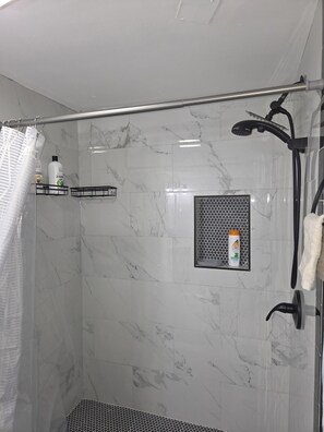 Secadora de cabello, toallas, jabón, papel de baño 