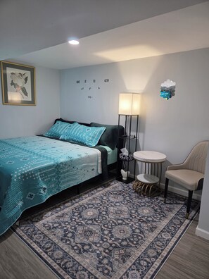 1 bedroom, iron/ironing board, WiFi, bed sheets - Cozy 1-king size bedroom house in quiet Waterbury with 75" TV in your bedroom. (Waterbury)
