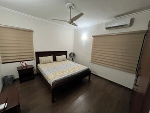 2 chambres, fer et planche à repasser, Wi-Fi, draps fournis
