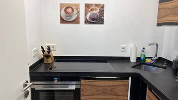 Fridge, oven, dishwasher, cookware/dishes/utensils