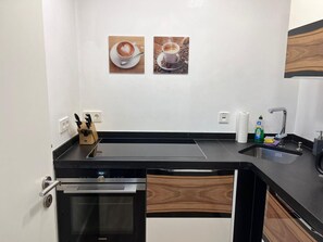 Jääkaappi, uuni, astianpesukone, keittoastiat/astiat/ruokailuvälineet