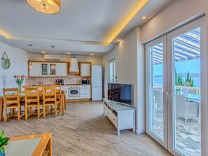 Fridge, microwave, oven, dishwasher - mit Terrasse, Pool und Strandzugang by Interhome (Trogir/Seget Donji)