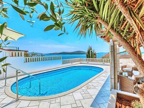 A heated pool - mit Terrasse, Pool und Strandzugang by Interhome (Trogir/Seget Donji)