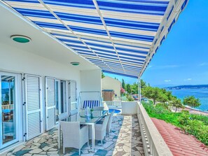 Outdoor dining - mit Terrasse, Pool und Strandzugang by Interhome (Trogir/Seget Donji)