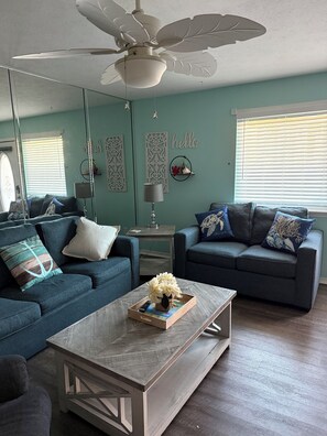 Living area - Charlotte’s Seaside Escape - Gated community - Short Walk To Beach (Panama City Beach)