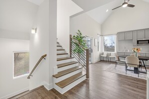 Unclassified image, 4 of 59, button - NEW 4BR/5.5BA Luxury West End Home: Rooftop Patio View of Nashville Skyline! (Nashville)