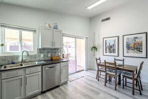 Fridge, microwave, oven, stovetop - Silverbell Oasis: Close to Gem Show & Downtown (Tucson)