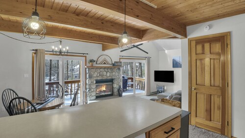 PROMOTIONS! Spacious 3-bedroom, 3 bath chalet in Arrowhead Lakes with game room