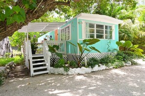 Property grounds - The HotTub Hideaway-5 Min From Sombrero Beach (Marathon)