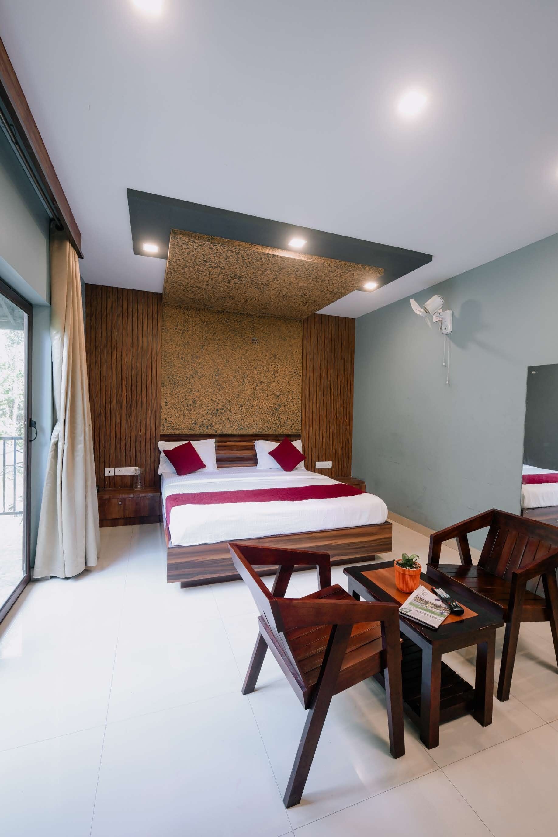 Rom – superior, balkong, hageutsikt | Skrivebord for bærbar PC, strykejern/-brett og wi-fi (inkludert)